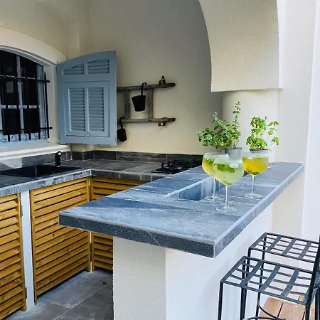 Newly Renovated Villa Apartment *